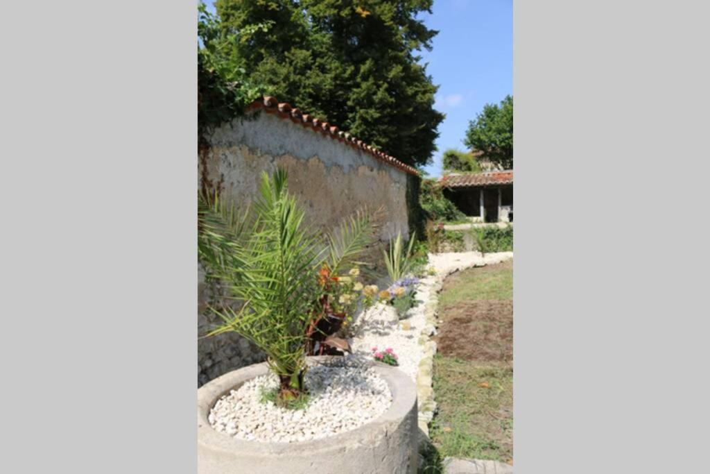 As Seen On A New Life In The Sun - Beautiful 3 Bedroom Cottage With Shared Pool Montboyer Exterior photo